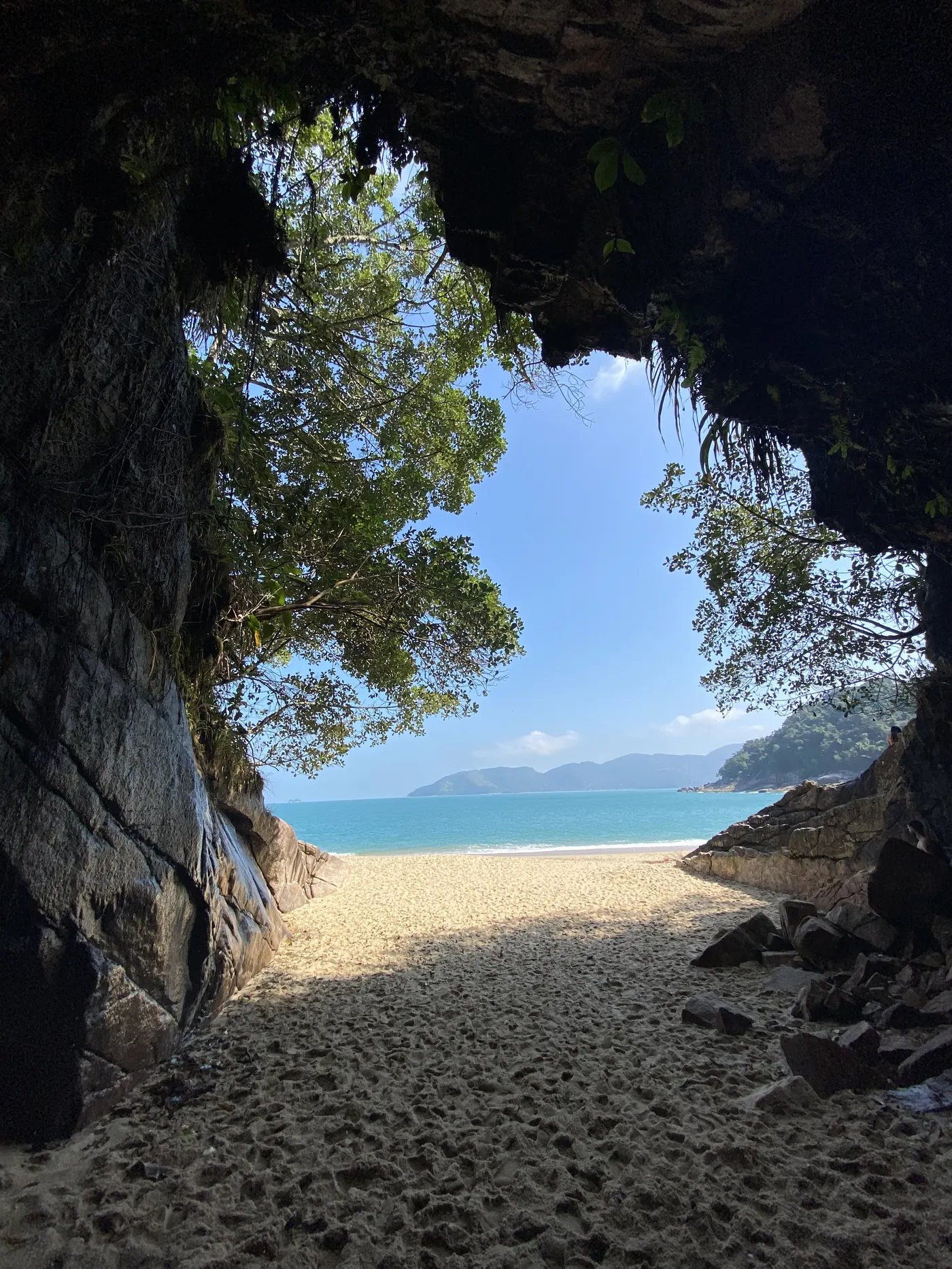 A Gruta que Chora emoldurando o mar na Praia da Sununga — foto autoral de Renan Life, Ubatuba