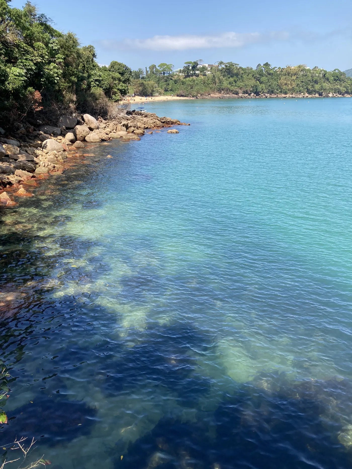 Água transparente e calma na Praia de Santa Rita — foto autoral de Renan Life, Ubatuba