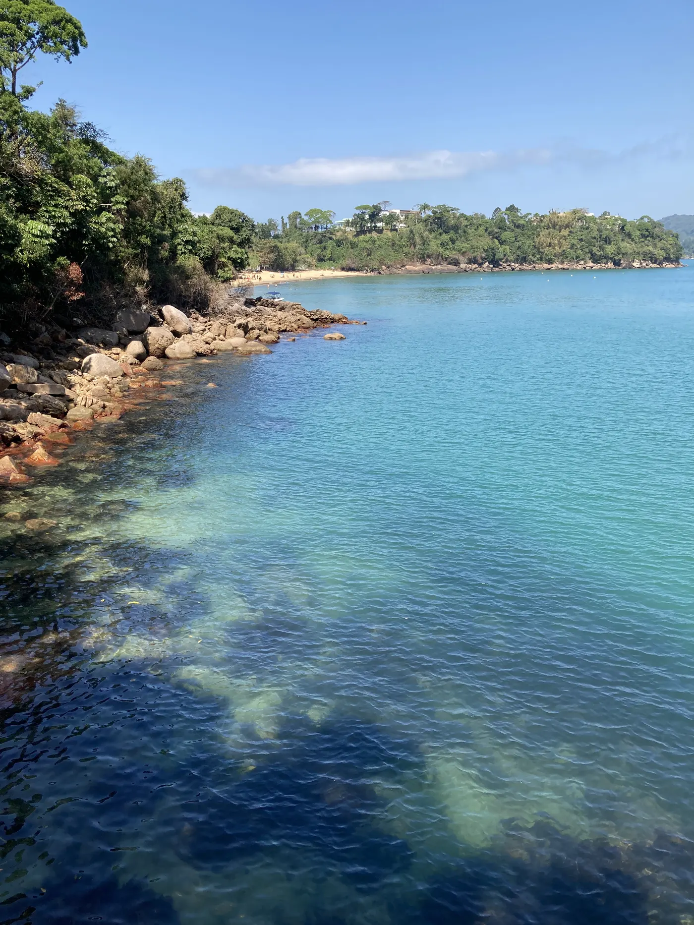 Mar calmo e transparente da Praia de Santa Rita, em Ubatuba — foto autoral de Renan Life