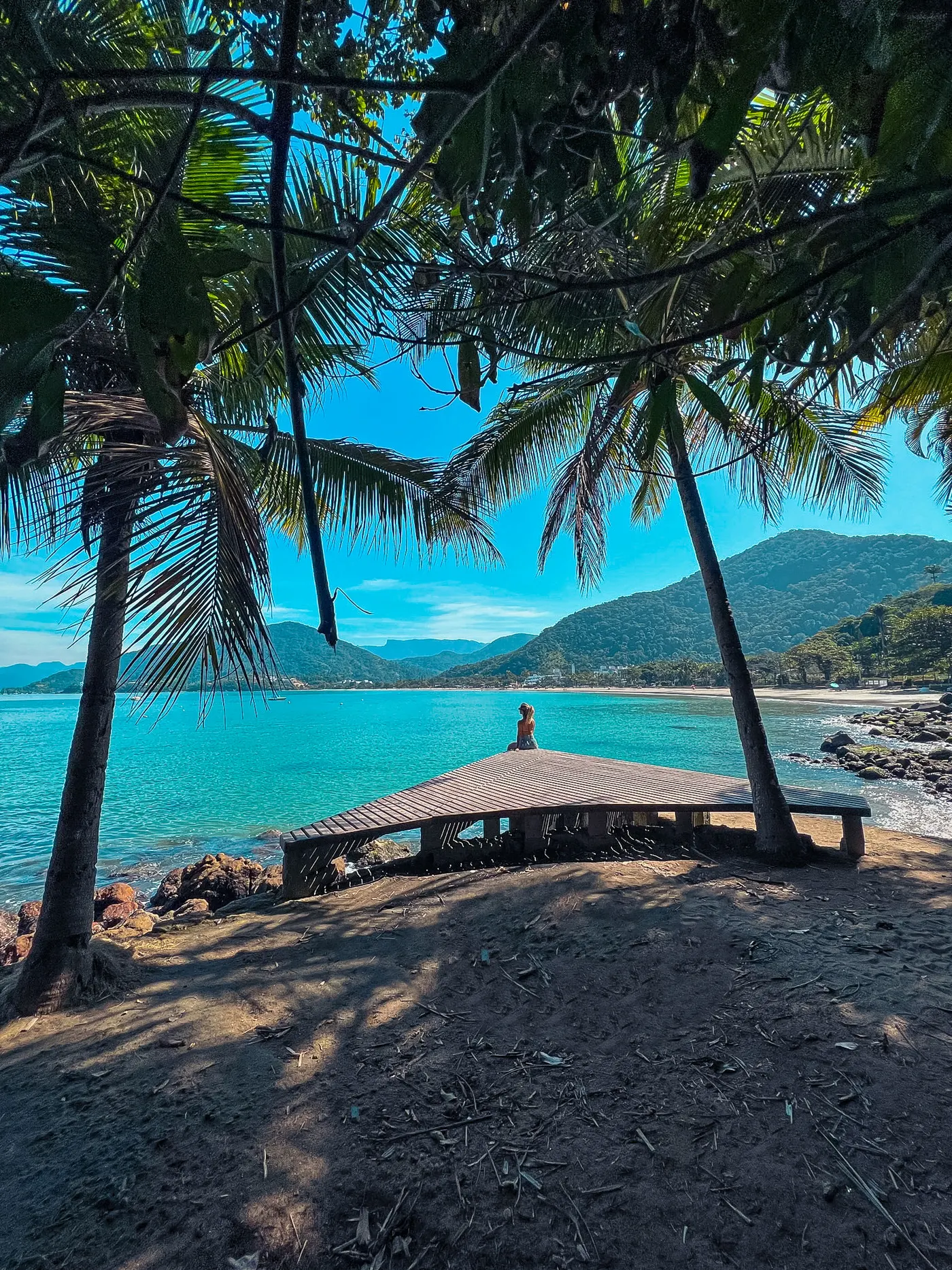 Mar turquesa e coqueiros na Praia da Enseada — foto autoral de Renan Life, Ubatuba
