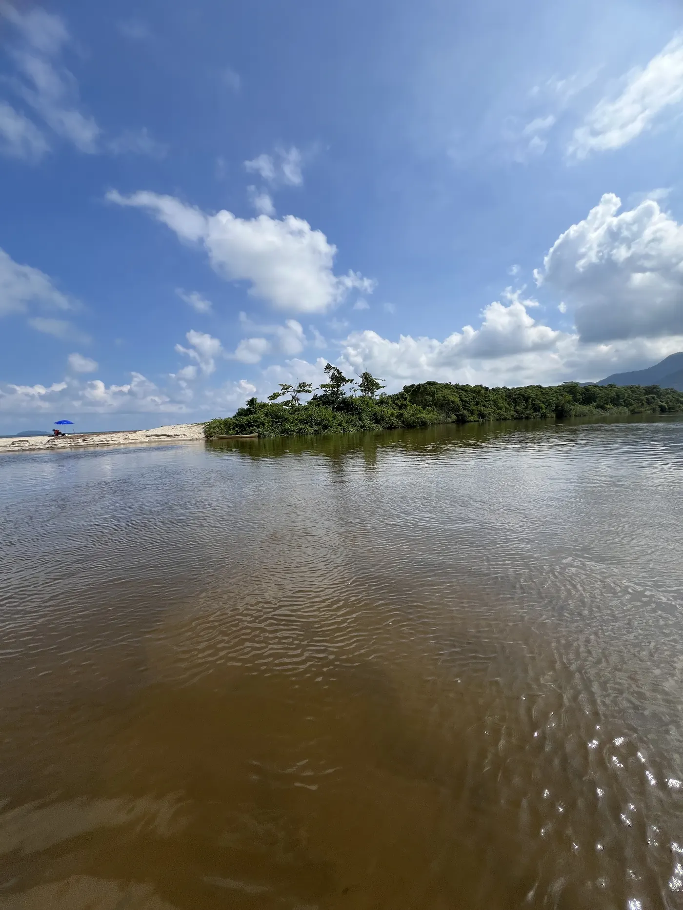 Praia do Puruba com nuvens de verão sobre a serra — foto autoral de Renan Life, Ubatuba