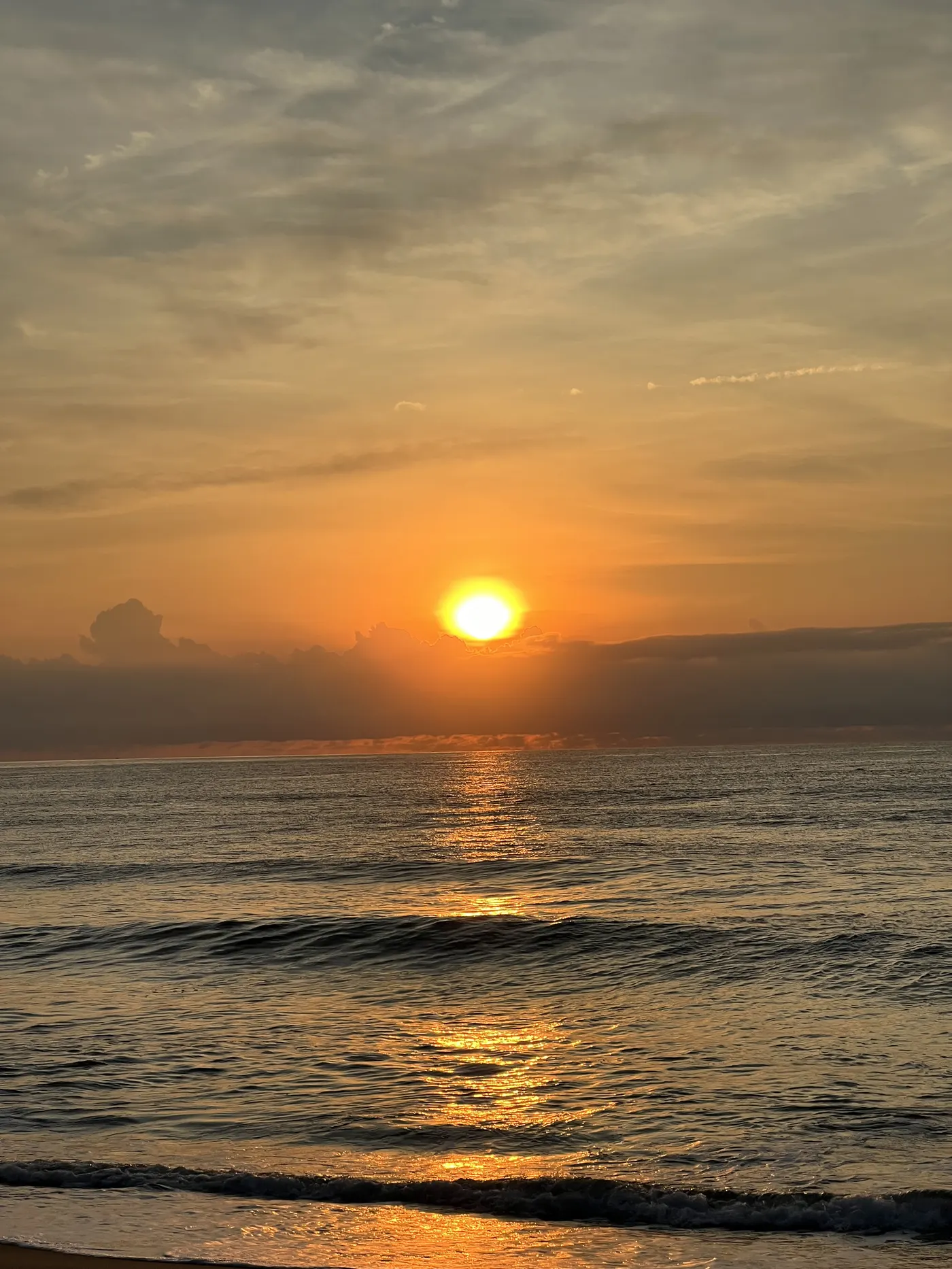 Sol nascendo sobre o mar na Praia Vermelha do Centro — foto autoral de Renan Life, Ubatuba