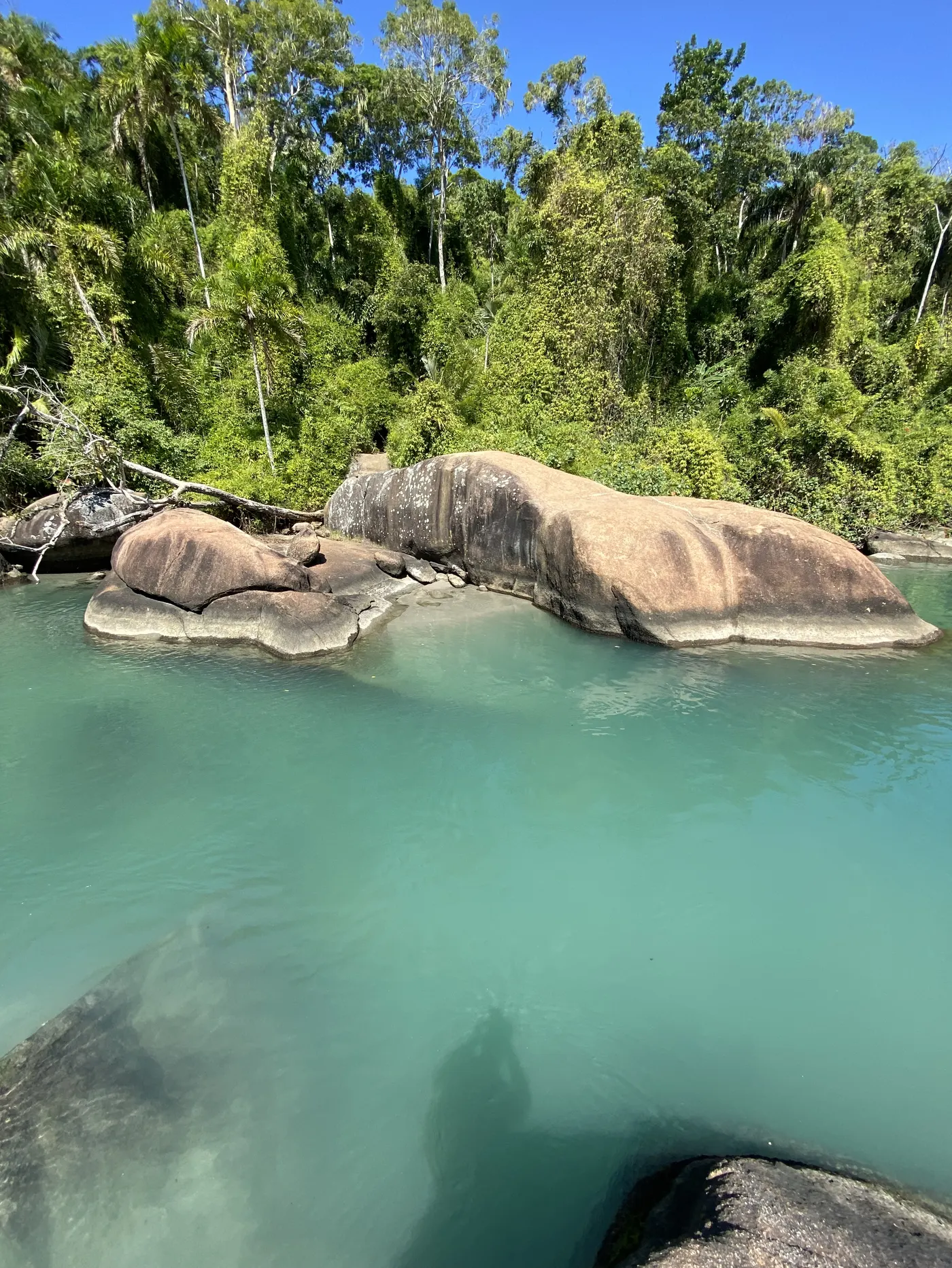 Rio e pedras no canto direito de Itamambuca — foto autoral de Renan Life, Ubatuba
