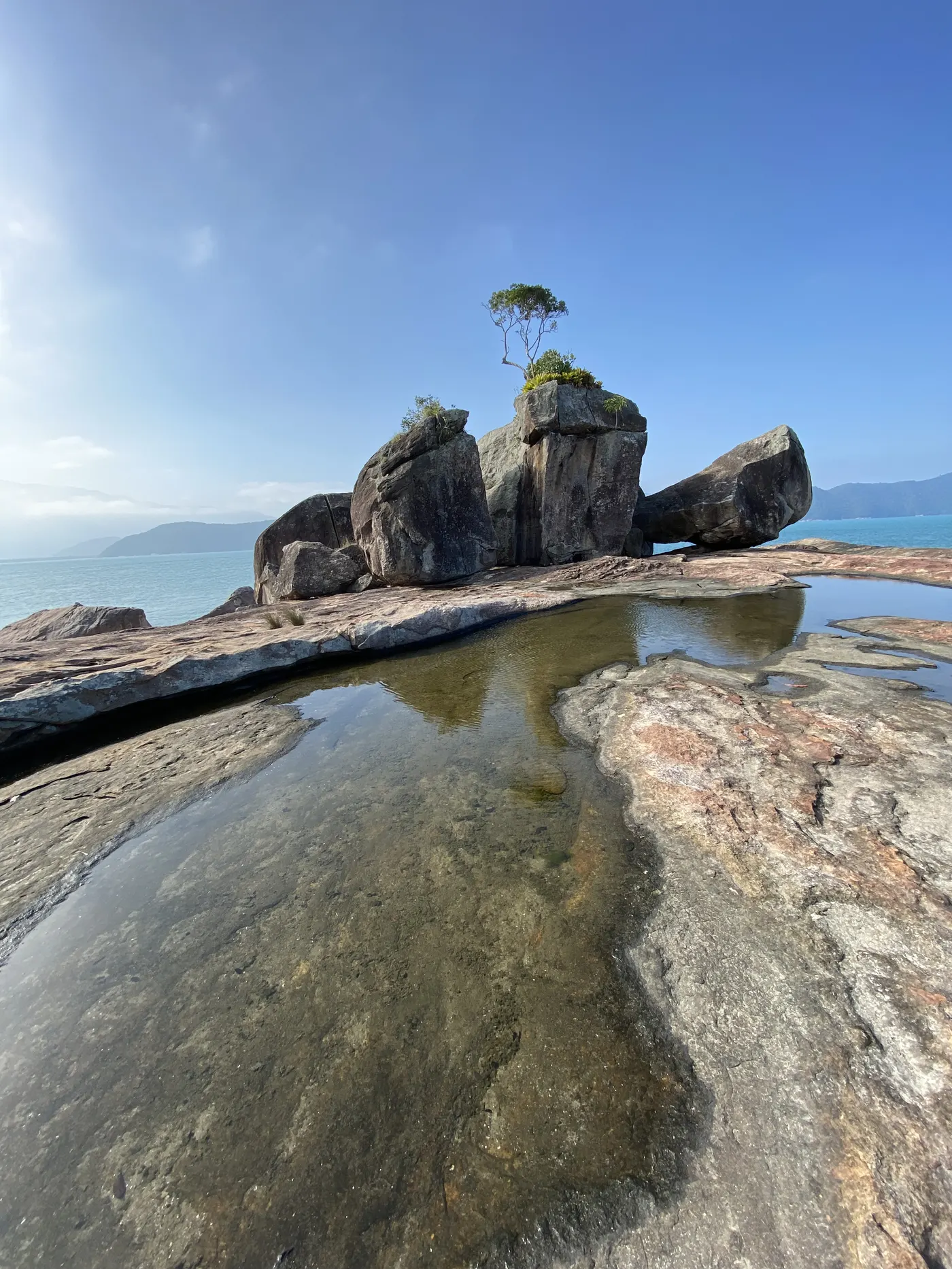 Pedra equilibrada e piscina natural no Pontão da Fortaleza — foto autoral de Renan Life, Ubatuba