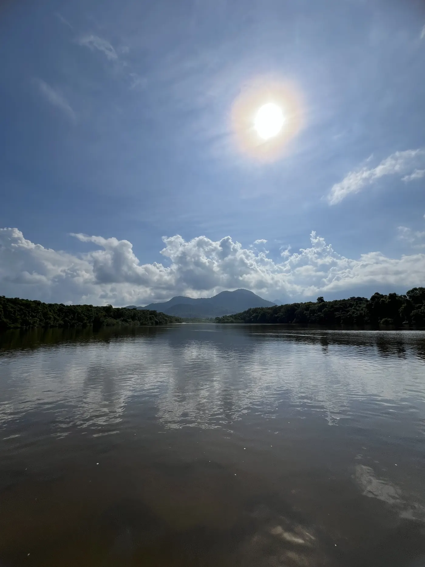 Rio do Puruba refletindo o céu carregado de nuvens — foto autoral de Renan Life, Ubatuba