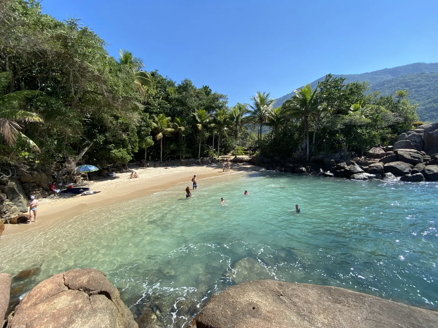 Mar verde e areia clara da Praia do Português, em Ubatuba — foto autoral de Renan Life, Ubatuba