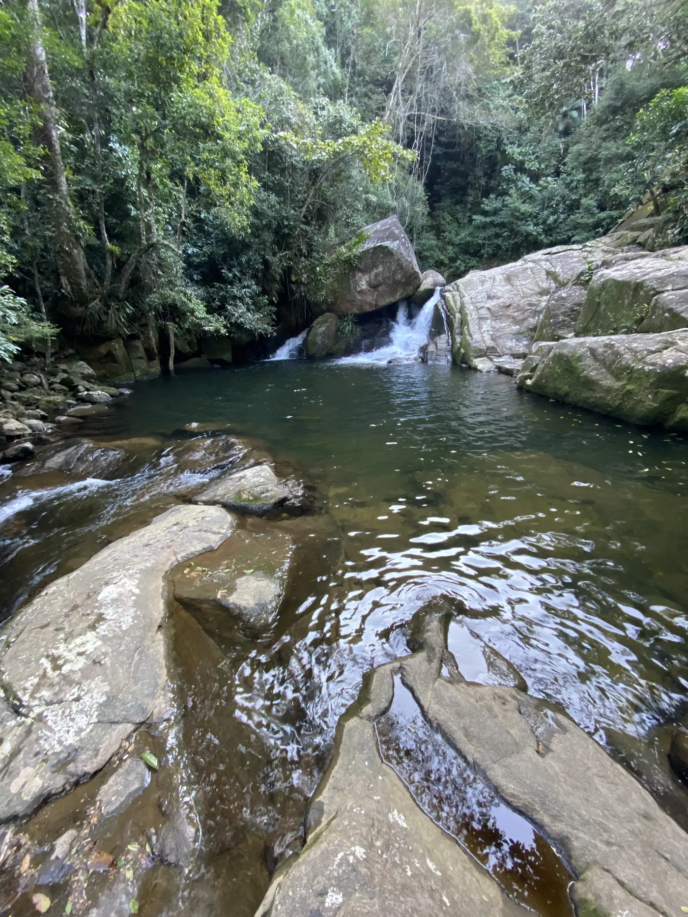 Poço verde e queda d'água na Cachoeira dos Três Poços — foto autoral de Renan Life, Ubatuba
