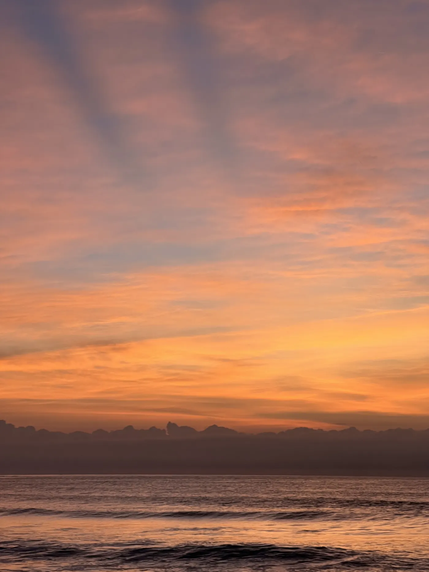 Céu pegando fogo antes do nascer do sol em Ubatuba — foto autoral de Renan Life, Ubatuba