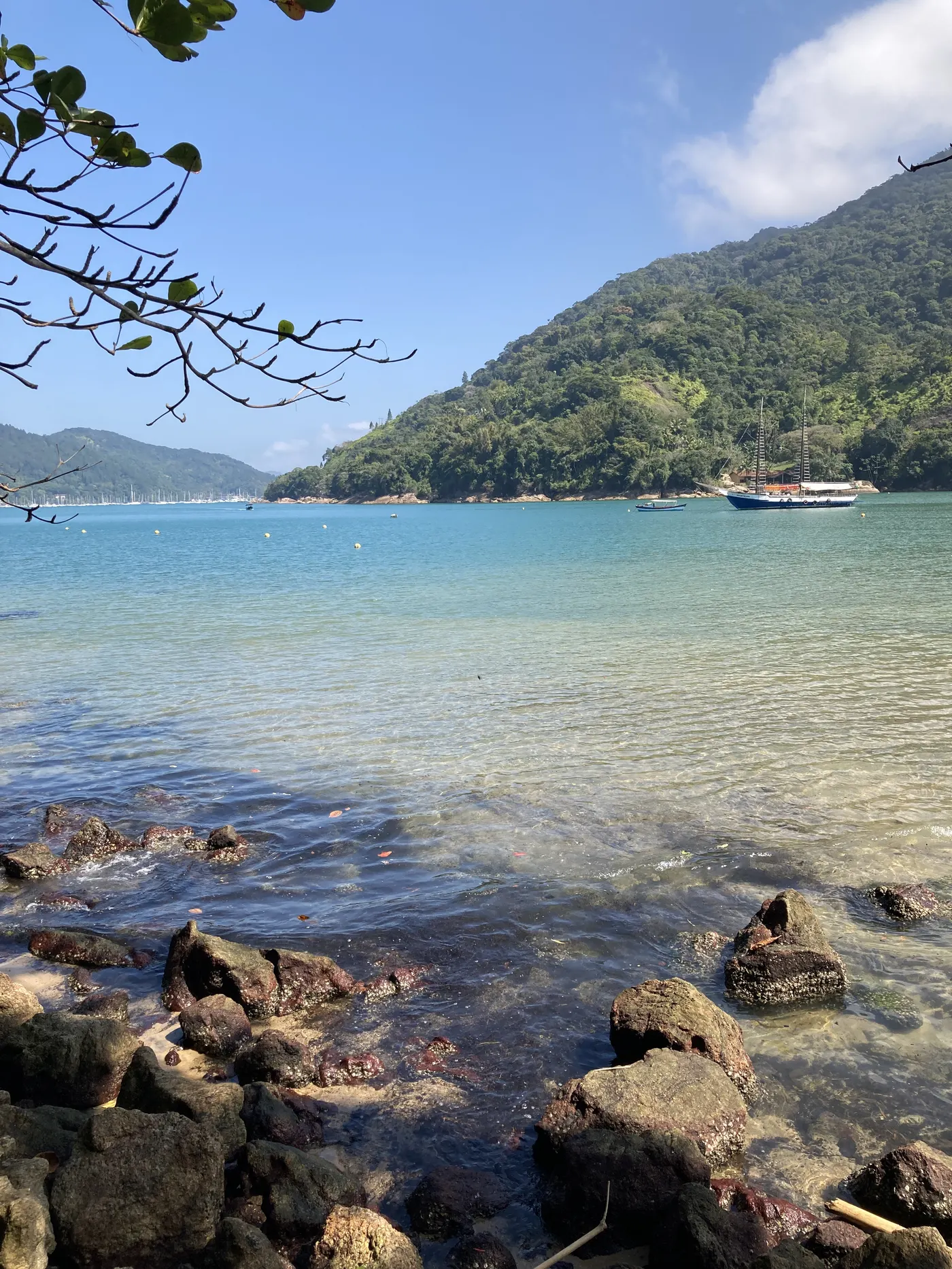Mar raso e morros verdes na Praia do Perequê-Mirim — foto autoral de Renan Life, Ubatuba