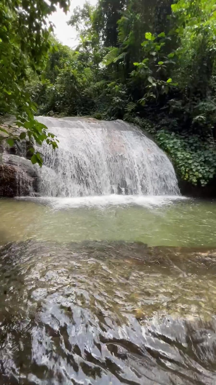 Pequena queda d'água em poço na serra de Ubatuba