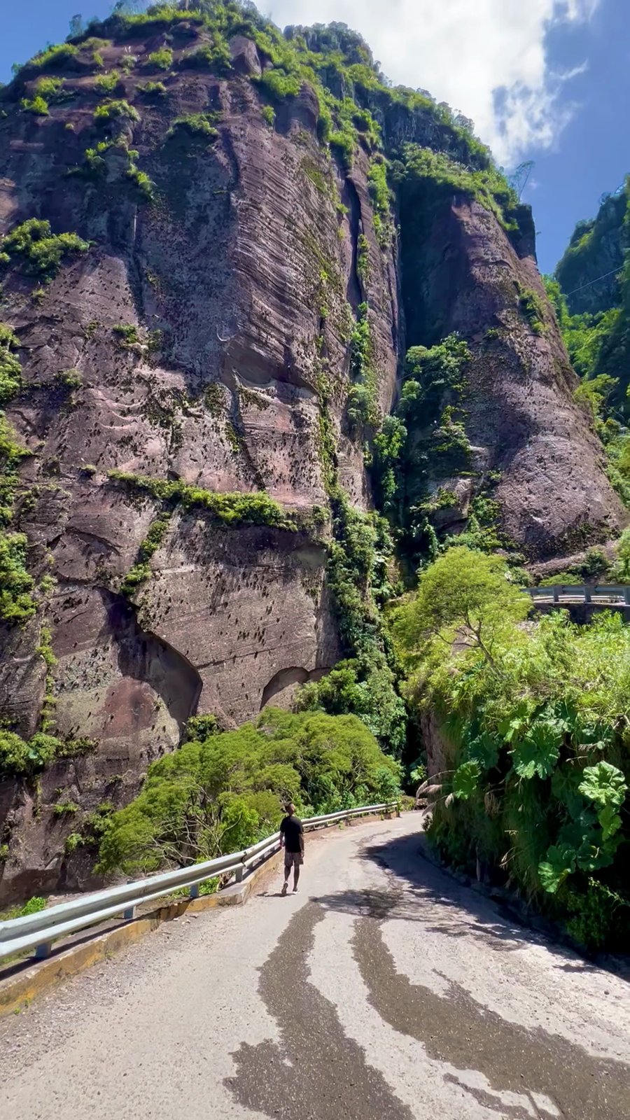 Estrada da Serra do Corvo Branco cortando a rocha em Urubici, Santa Catarina