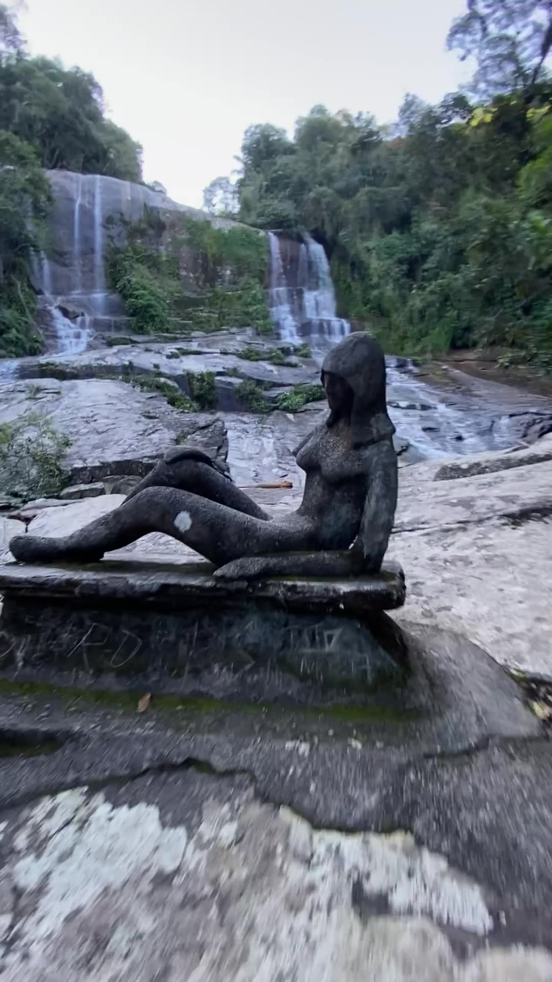Escultura de mulher na laje da Cachoeira da Escada, Ubatuba