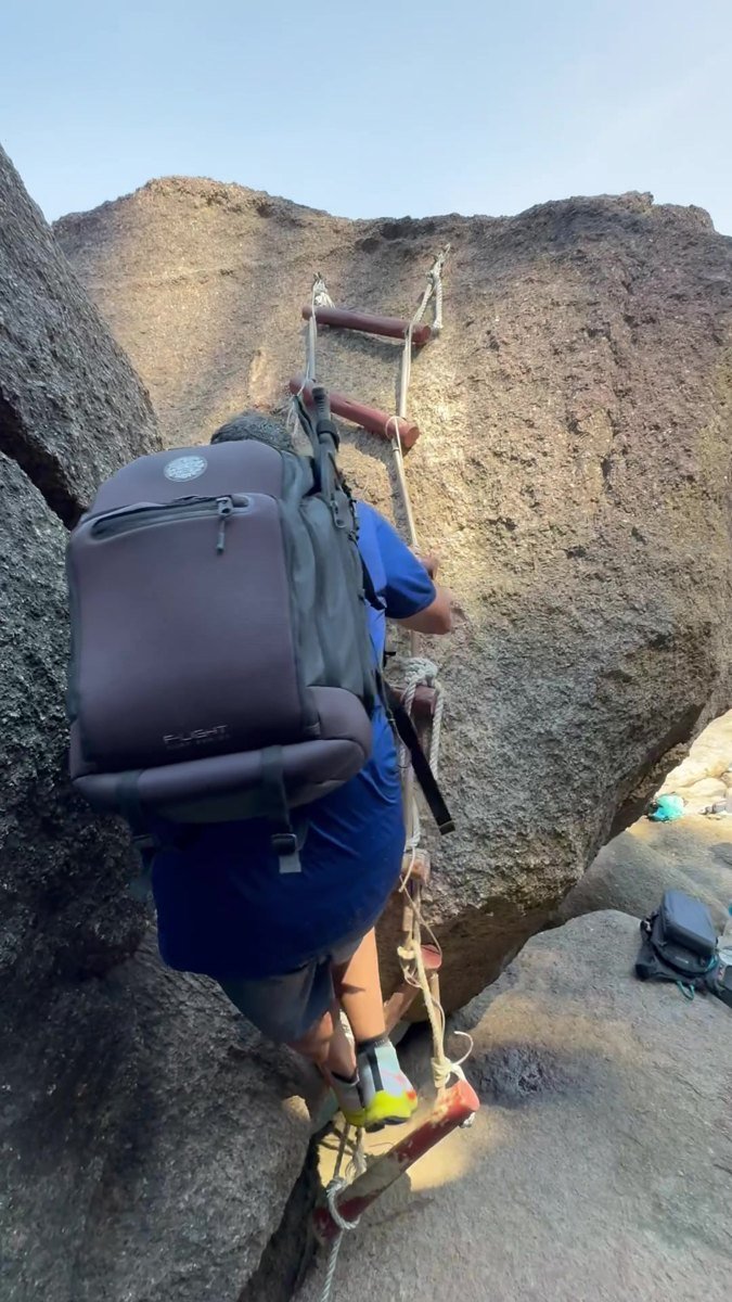 Descida final pelas pedras, com escada e corda, na trilha do Saco Bravo