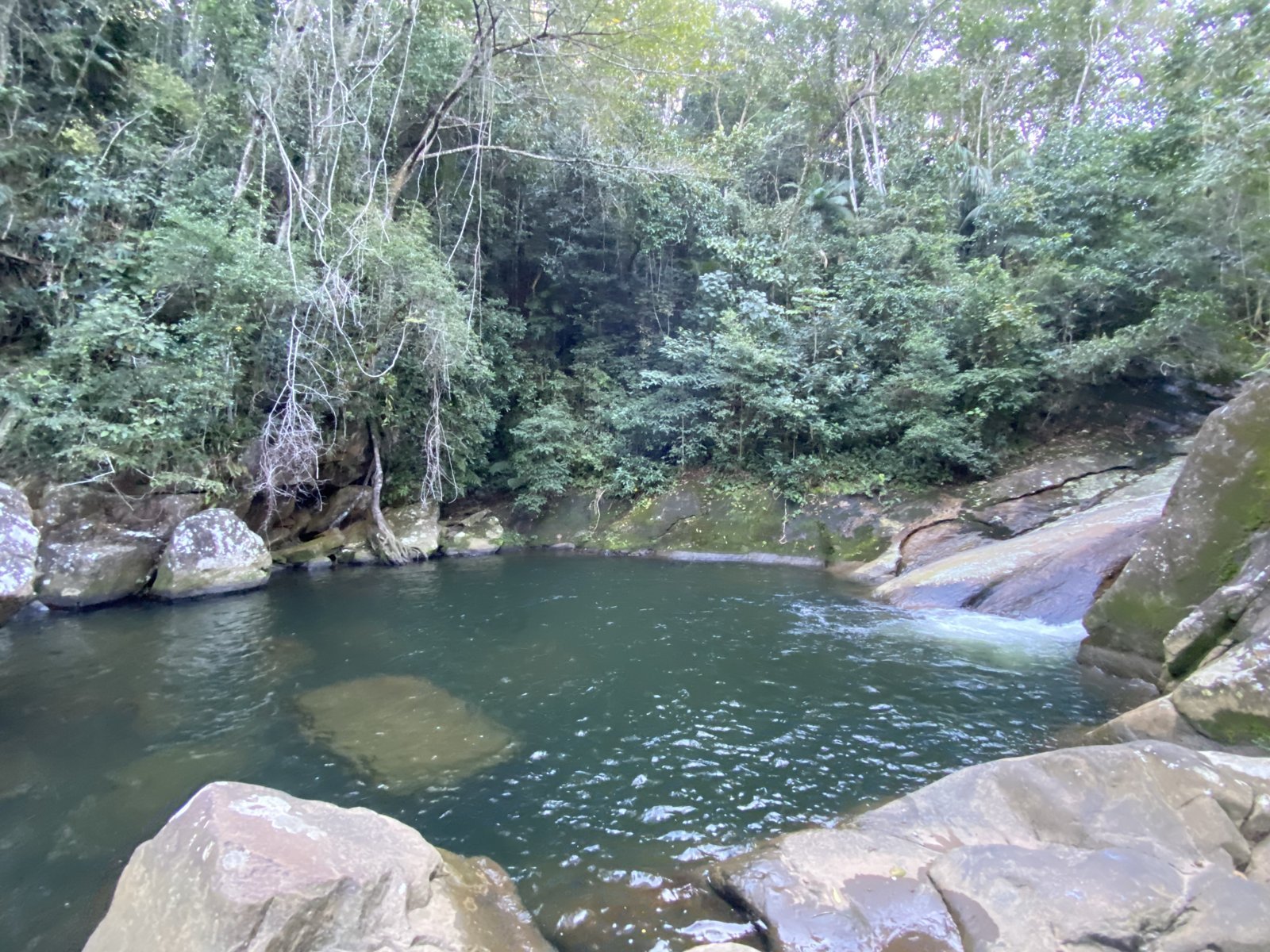 Poço grande da Cachoeira dos Três Poços, Camburi, Ubatuba