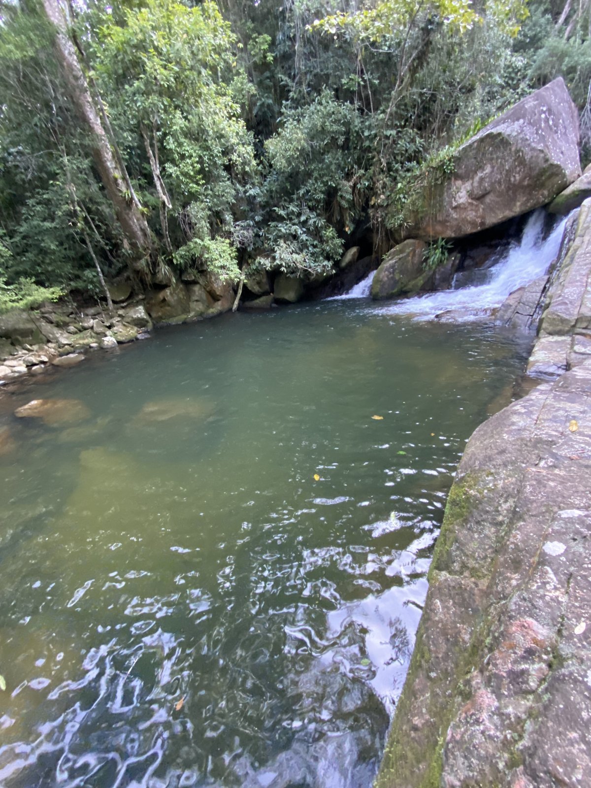 Poço com a queda e a laje de pedra, Camburi, Ubatuba