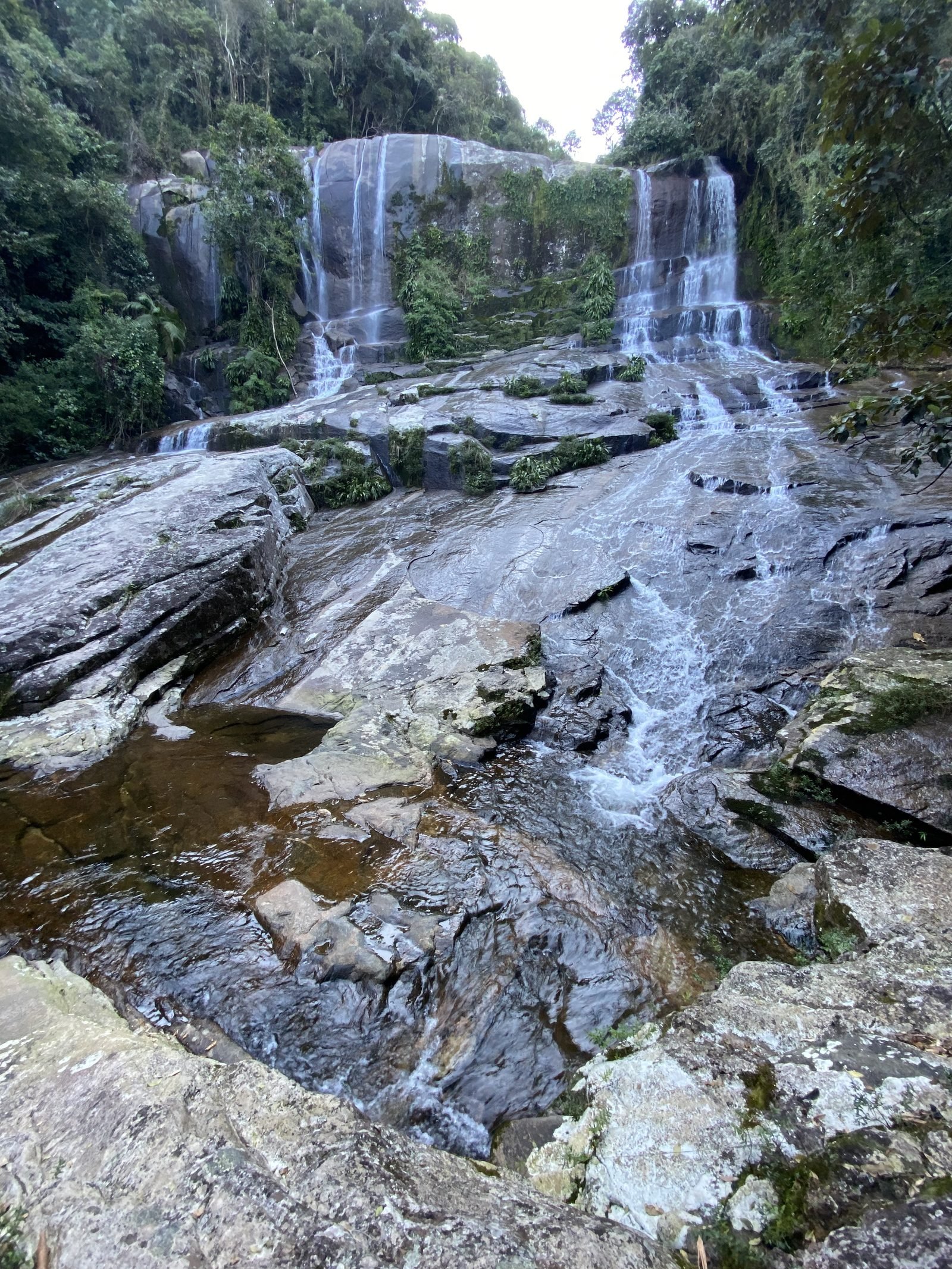 As duas quedas lado a lado da Cachoeira da Escada descendo pela laje de pedra, no norte de Ubatuba