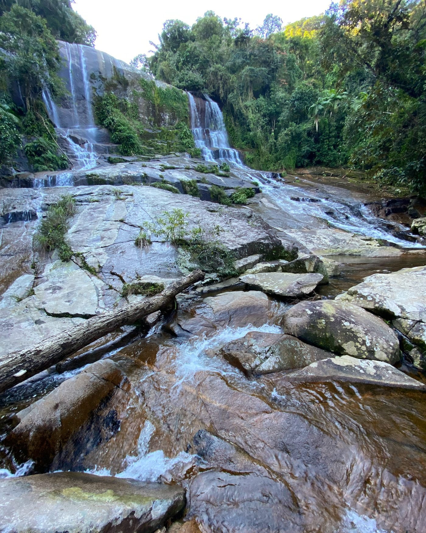 Duas quedas d'água sobre laje de pedra na Cachoeira da Escada