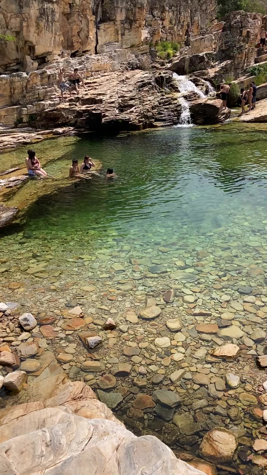 Cachoeira caindo em piscina natural no Ribeirão Quebra Anzol