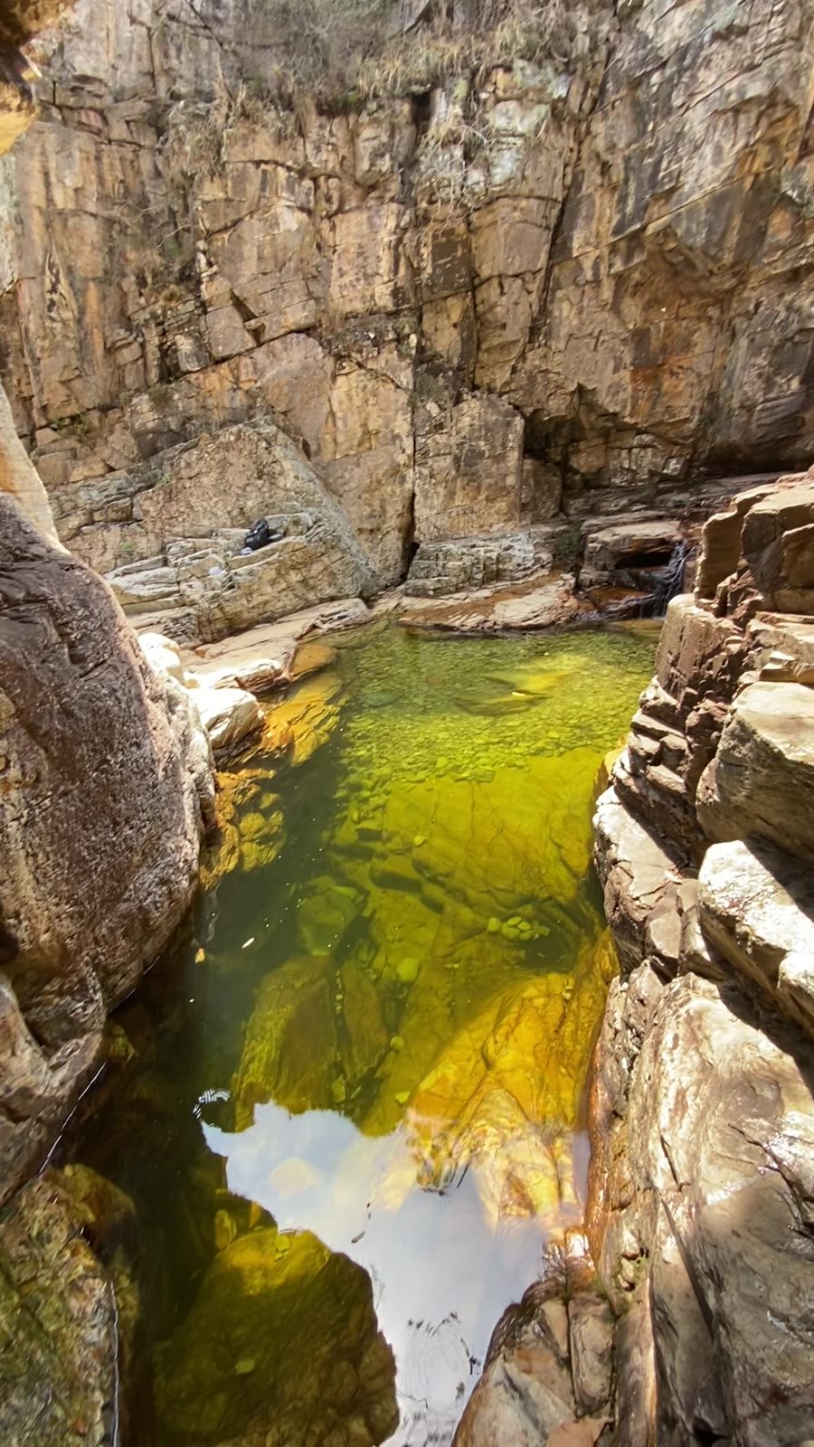Piscina natural escondida entre paredões de pedra