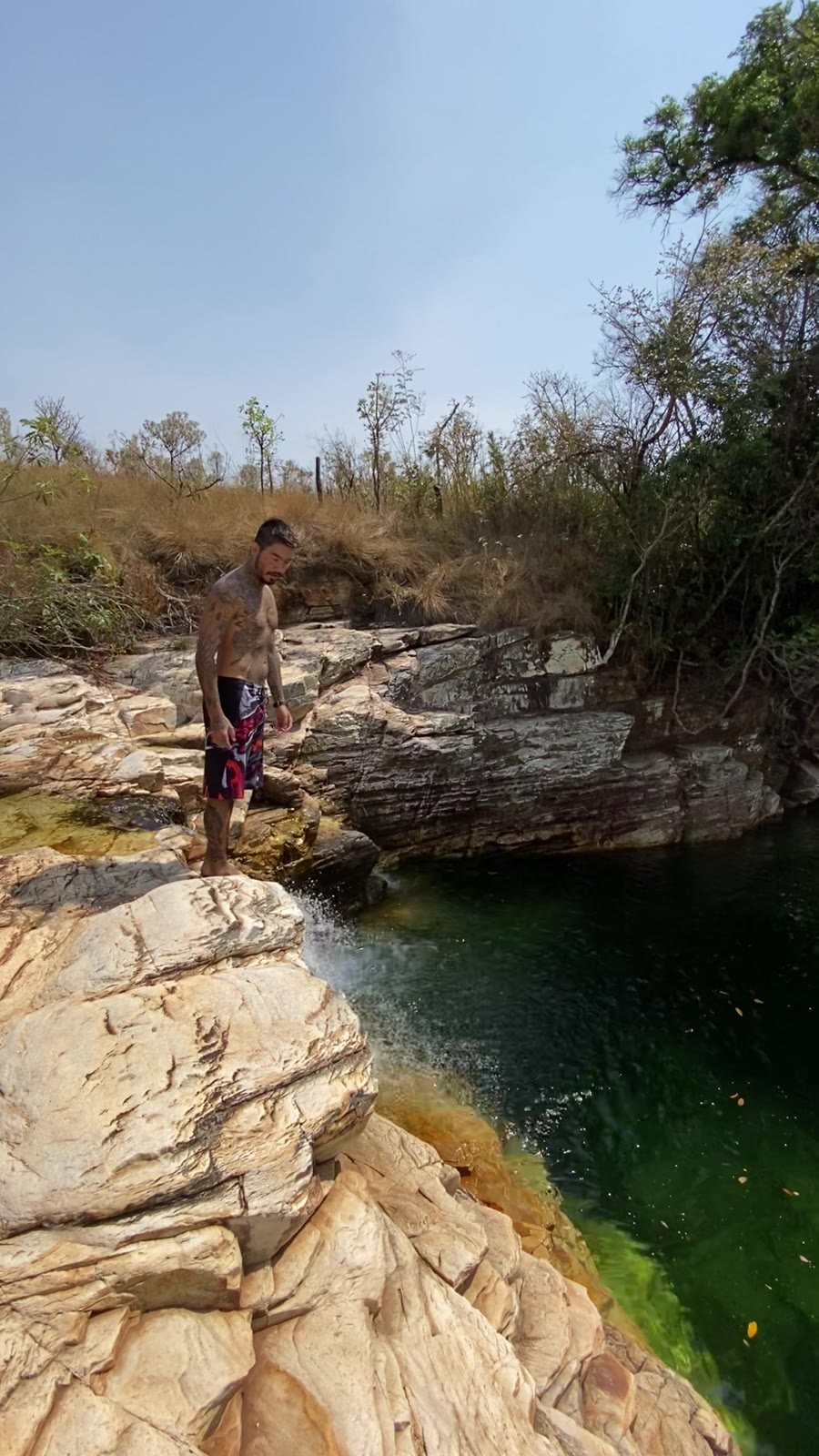 Renan na laje de pedra do Ribeirão Quebra Anzol