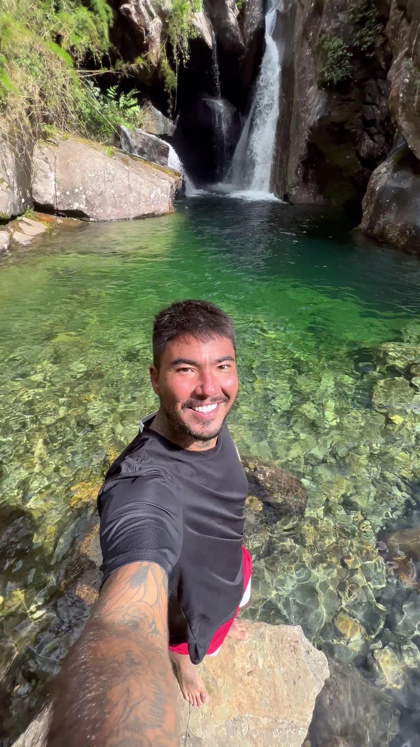 Cachoeira e poço verde na região de Iúna, Espírito Santo
