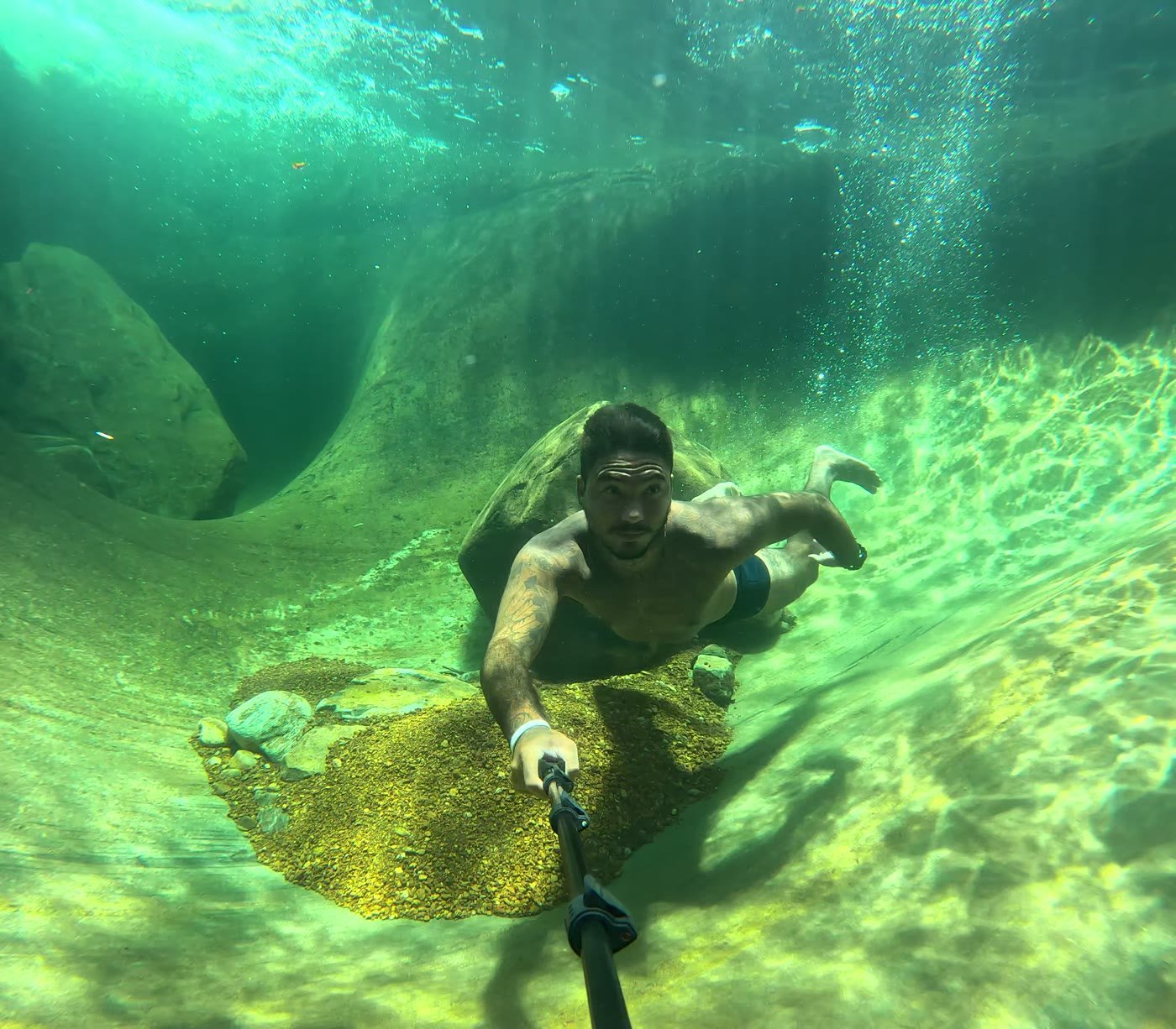 Mergulho em rio de água cristalina no Caparaó