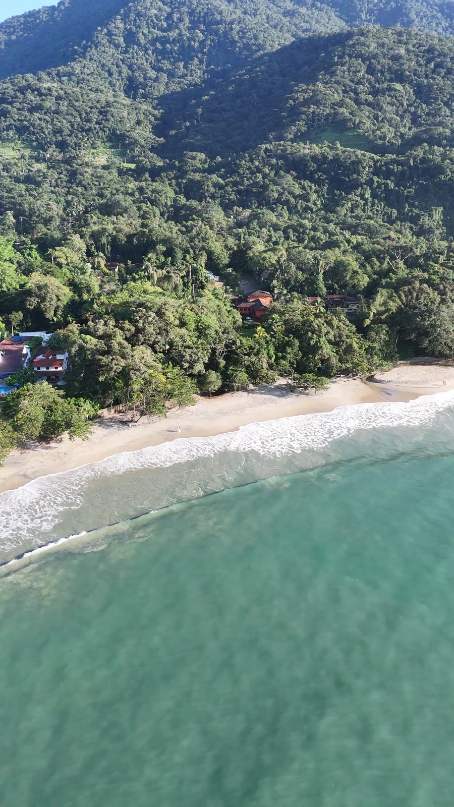 Praia de Ubatuba com a Serra do Mar logo atrás
