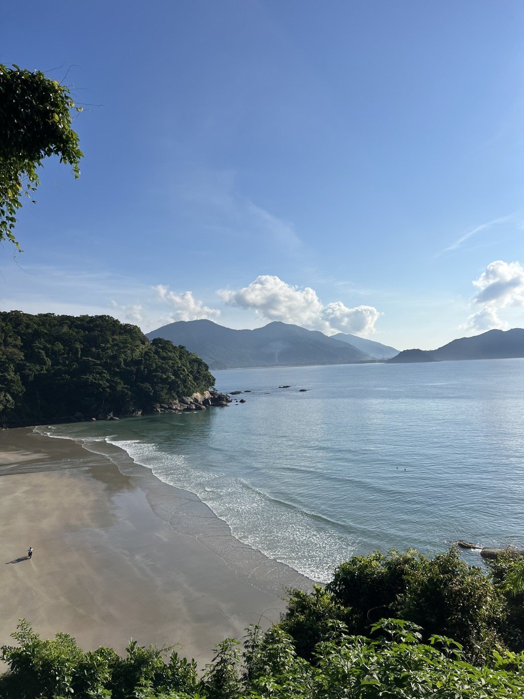Vista de uma praia de Ubatuba com nuvens sobre as montanhas