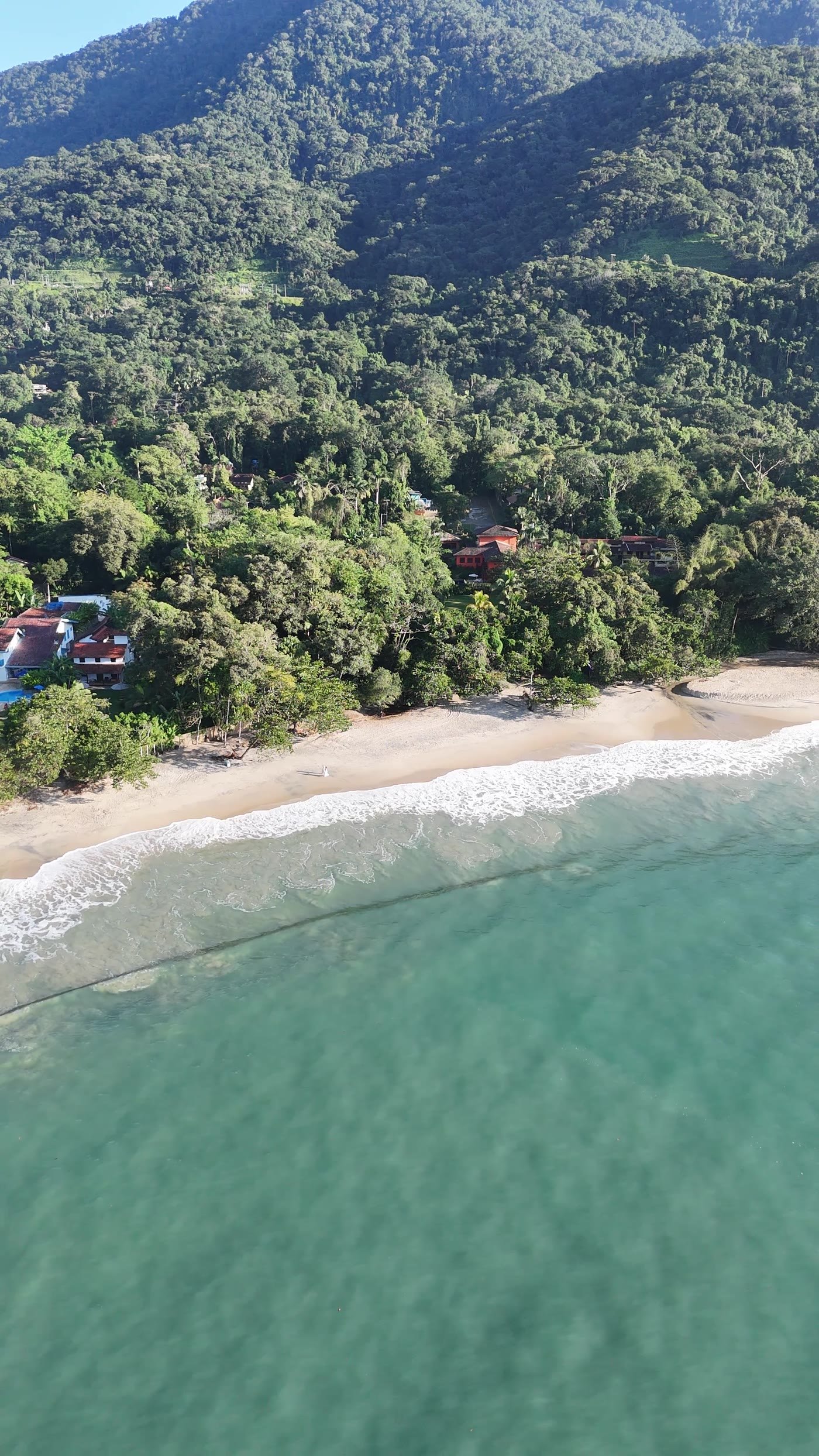 Praia de Ubatuba com a serra ao fundo