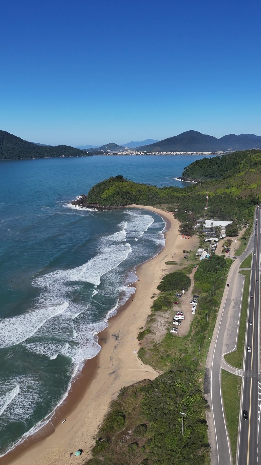 Rodovia Rio-Santos duplicada colada na praia, vista de drone
