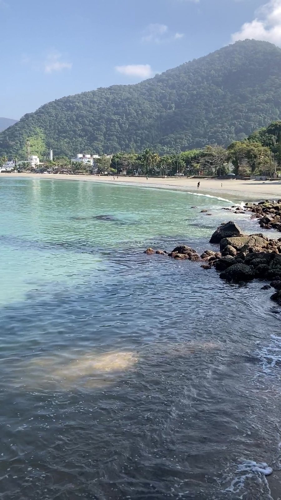 Água clara na Praia da Enseada em Ubatuba
