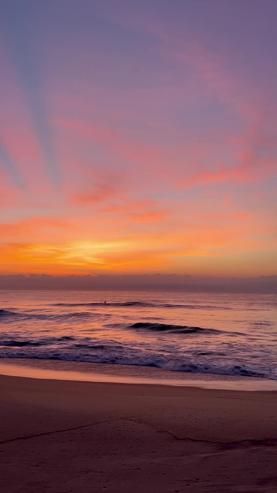 Nascer do sol rosa e laranja na Praia Vermelha do Centro