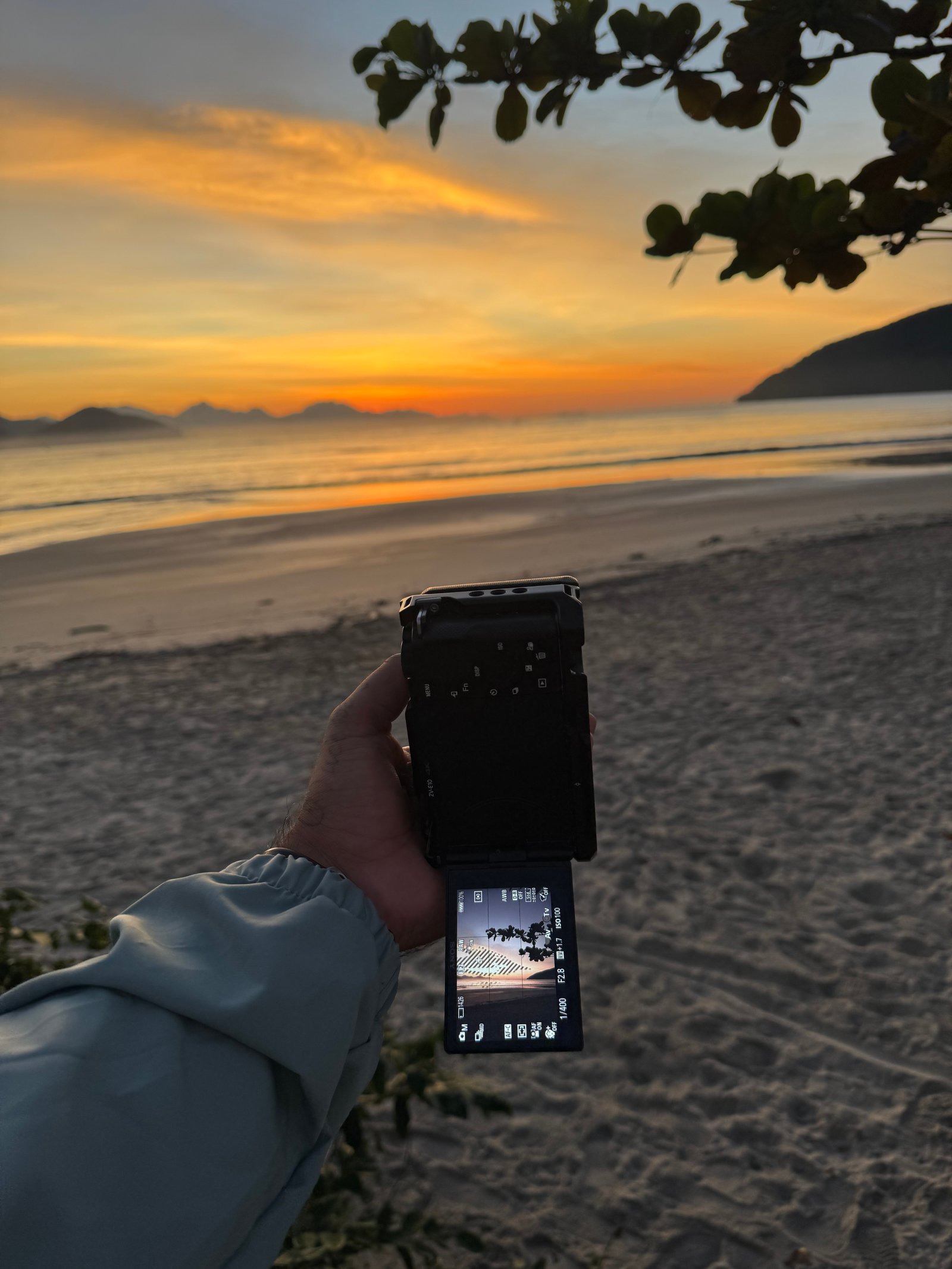 Nascer do sol dourado na Praia da Baleia, em Ubatuba