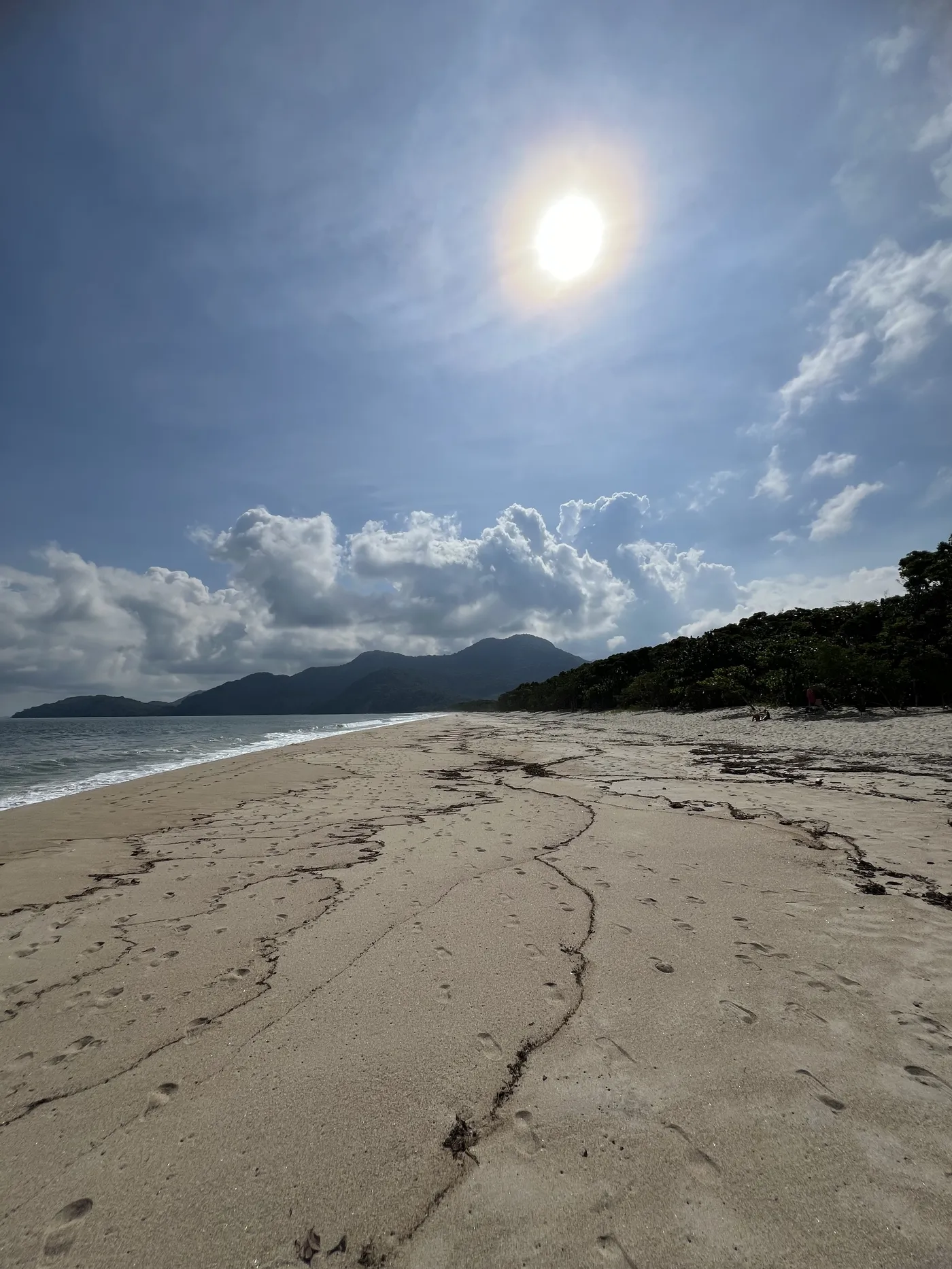 Praia deserta para elopement — foto autoral de Renan Life, Ubatuba