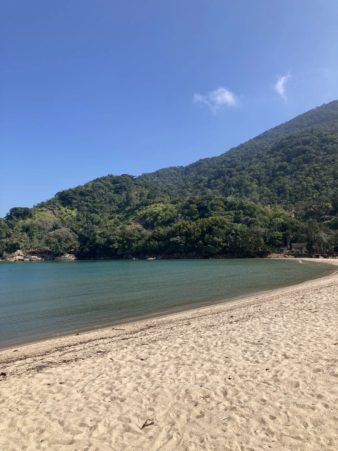Praia de mar manso para ensaio de família — foto autoral de Renan Life, Ubatuba