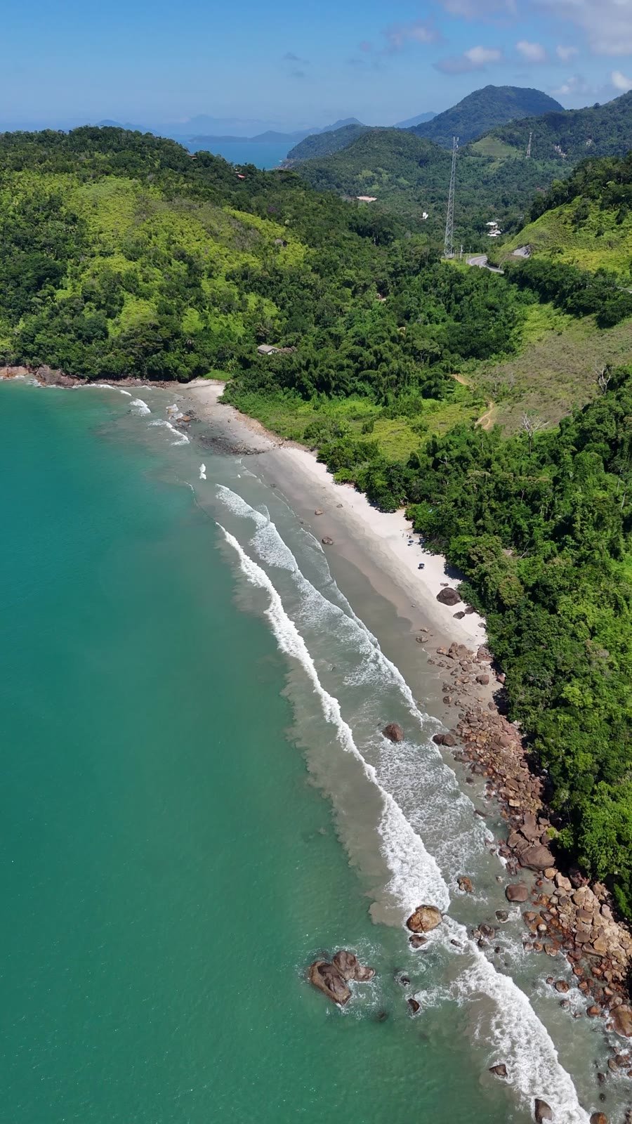 Mar verde e costão da Praia do Léo