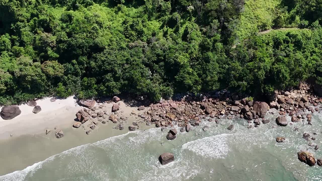Areia e costão da Praia do Léo