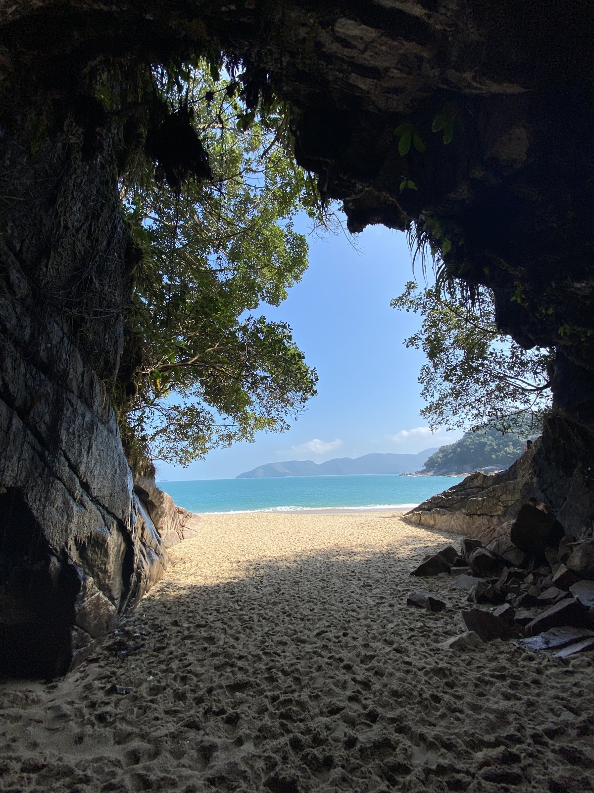 Arco da Gruta que Chora visto de dentro, Praia da Sununga, Ubatuba