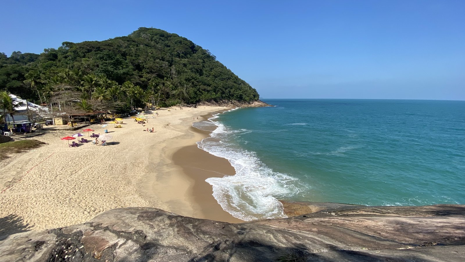Praia da Sununga vista do costão, com o mar de tombo
