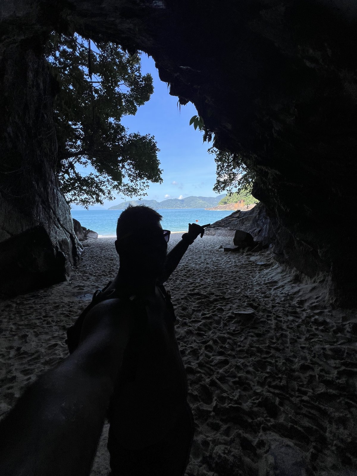 Silhueta na boca da Gruta que Chora com o mar ao fundo