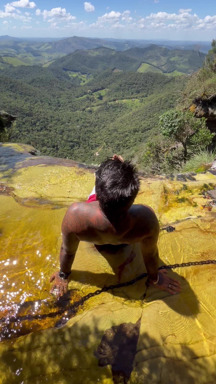 Piscina natural da Janela do Céu na beira do vale, Parque Estadual do Ibitipoca