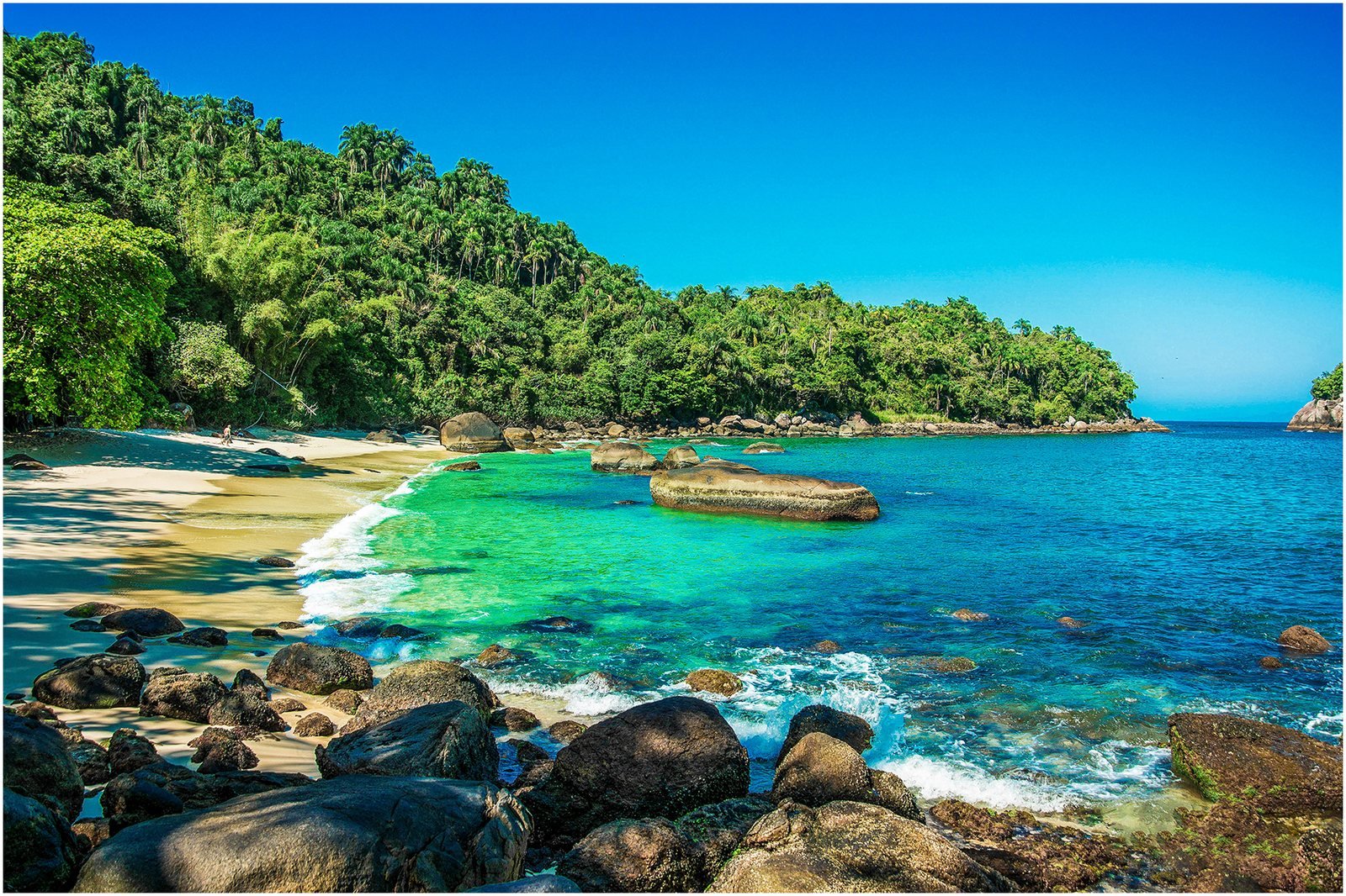 Pedras e água cristalina na Ilha das Couves