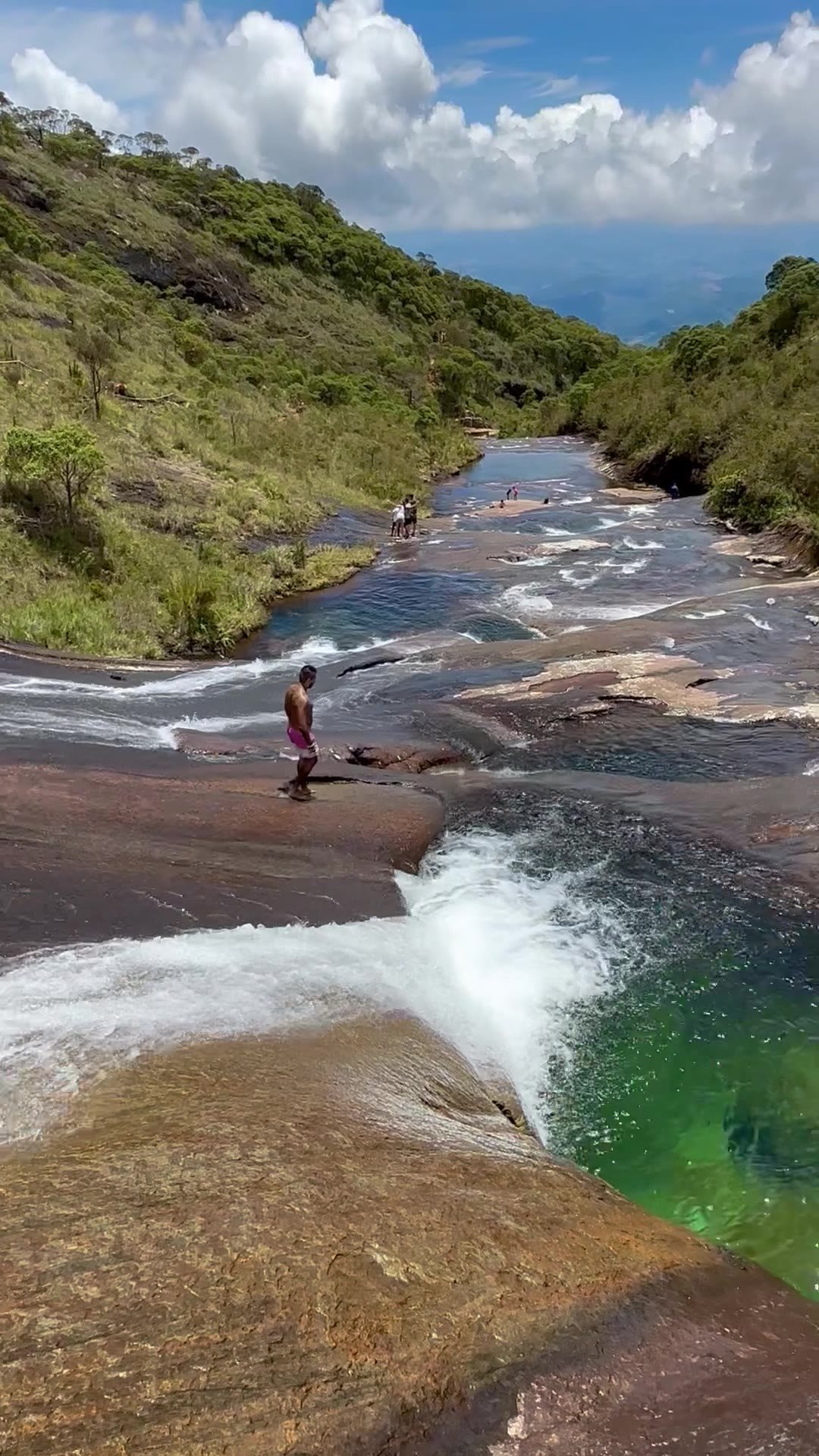 Rio José Pedro descendo o Vale Encantado com poço verde e a serra ao fundo, Parque Nacional do Caparaó