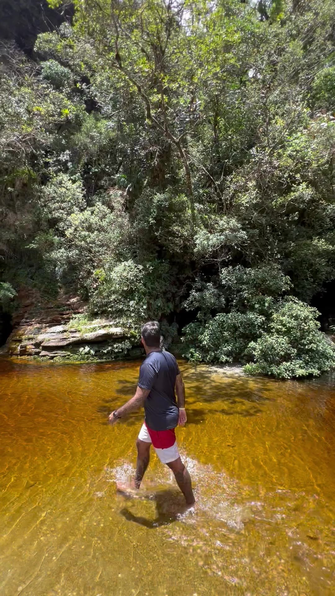 Renan atravessando o poço de água cor de mel da Cachoeirinha, no Parque Estadual do Ibitipoca