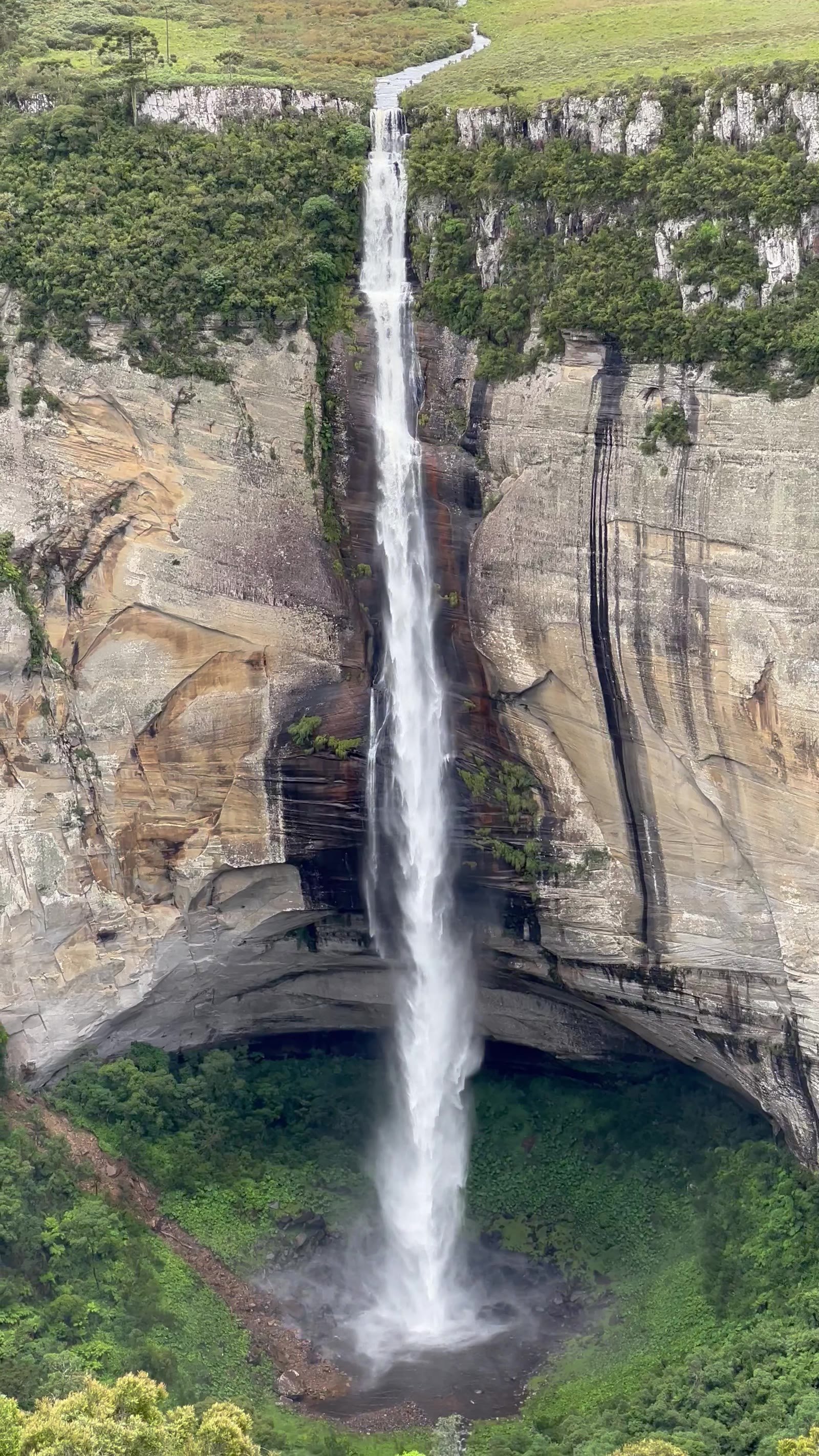 Cachoeira Rio dos Bugres caindo de um paredão de arenito em Urubici, Santa Catarina, vista do mirante de cima