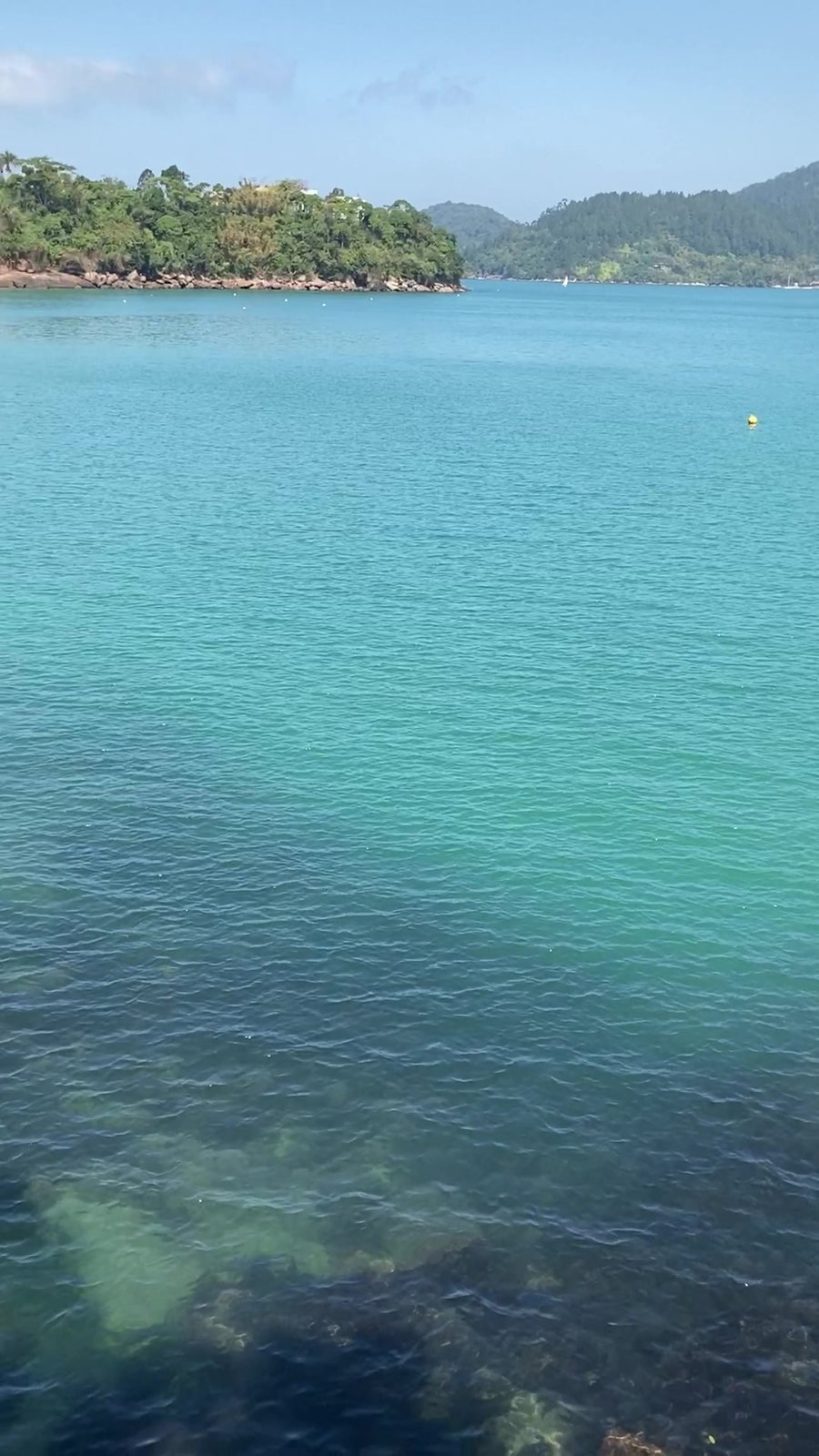 Mar azul-turquesa em Ubatuba visto do costão