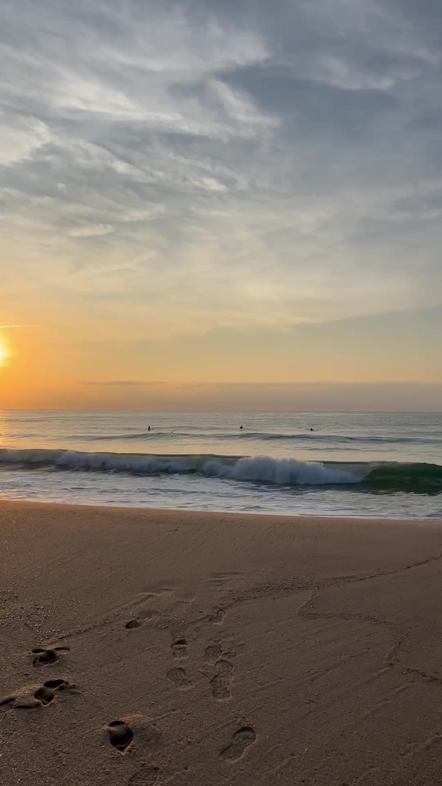 Nascer do sol na praia vazia em Ubatuba
