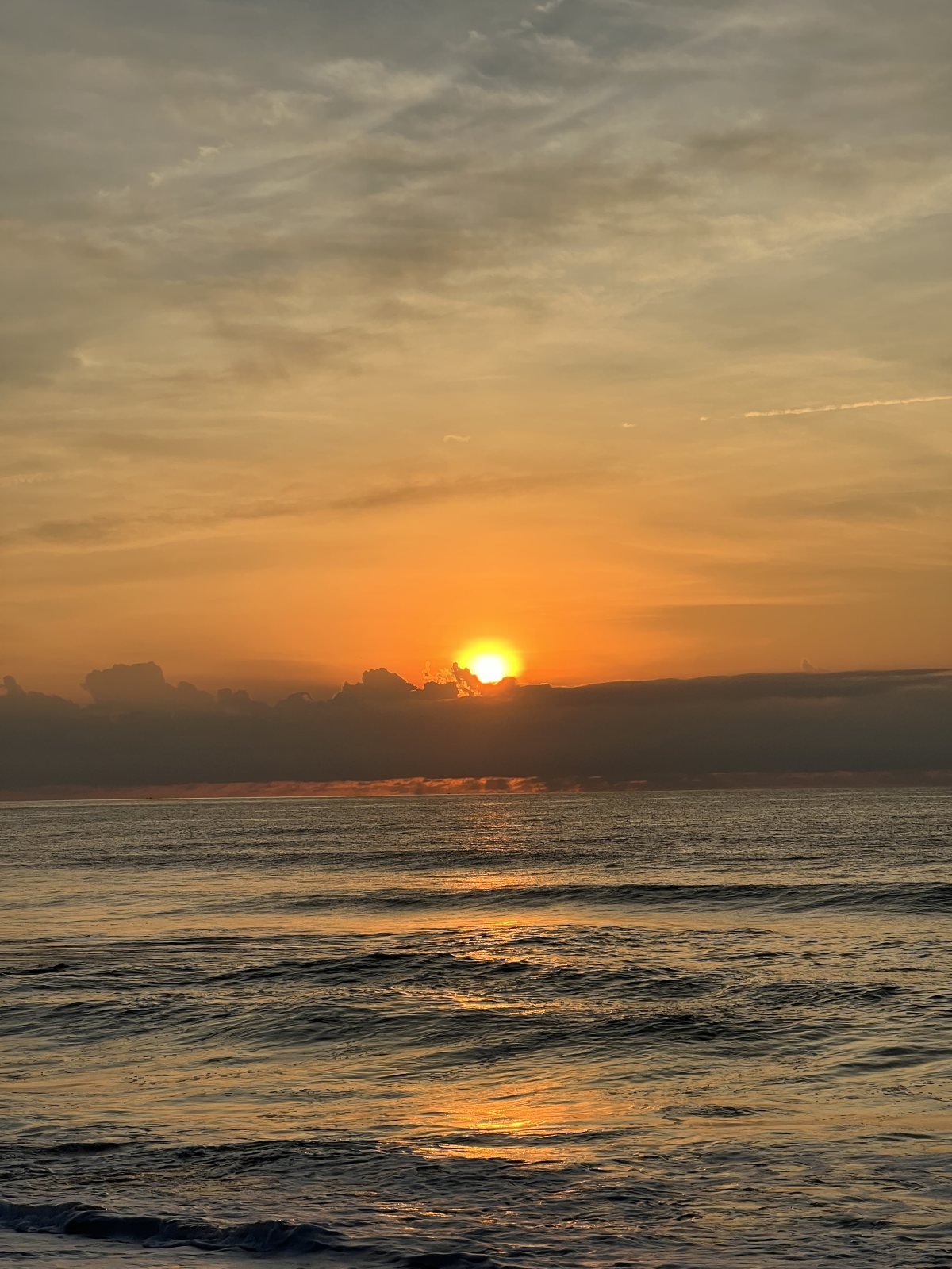 Sol já nascido sobre o mar na Praia Vermelha do Centro, Ubatuba