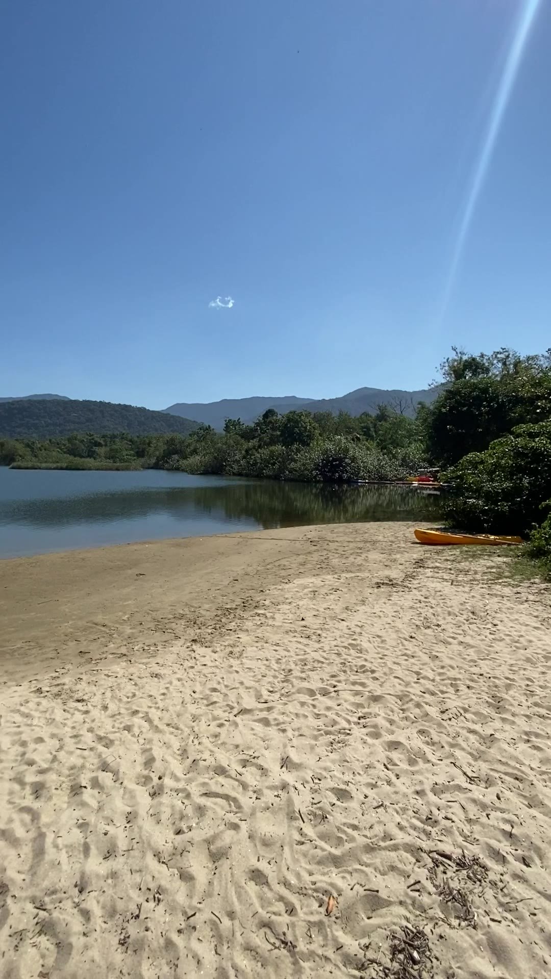 Areia e rio no canto direito da Praia de Itamambuca