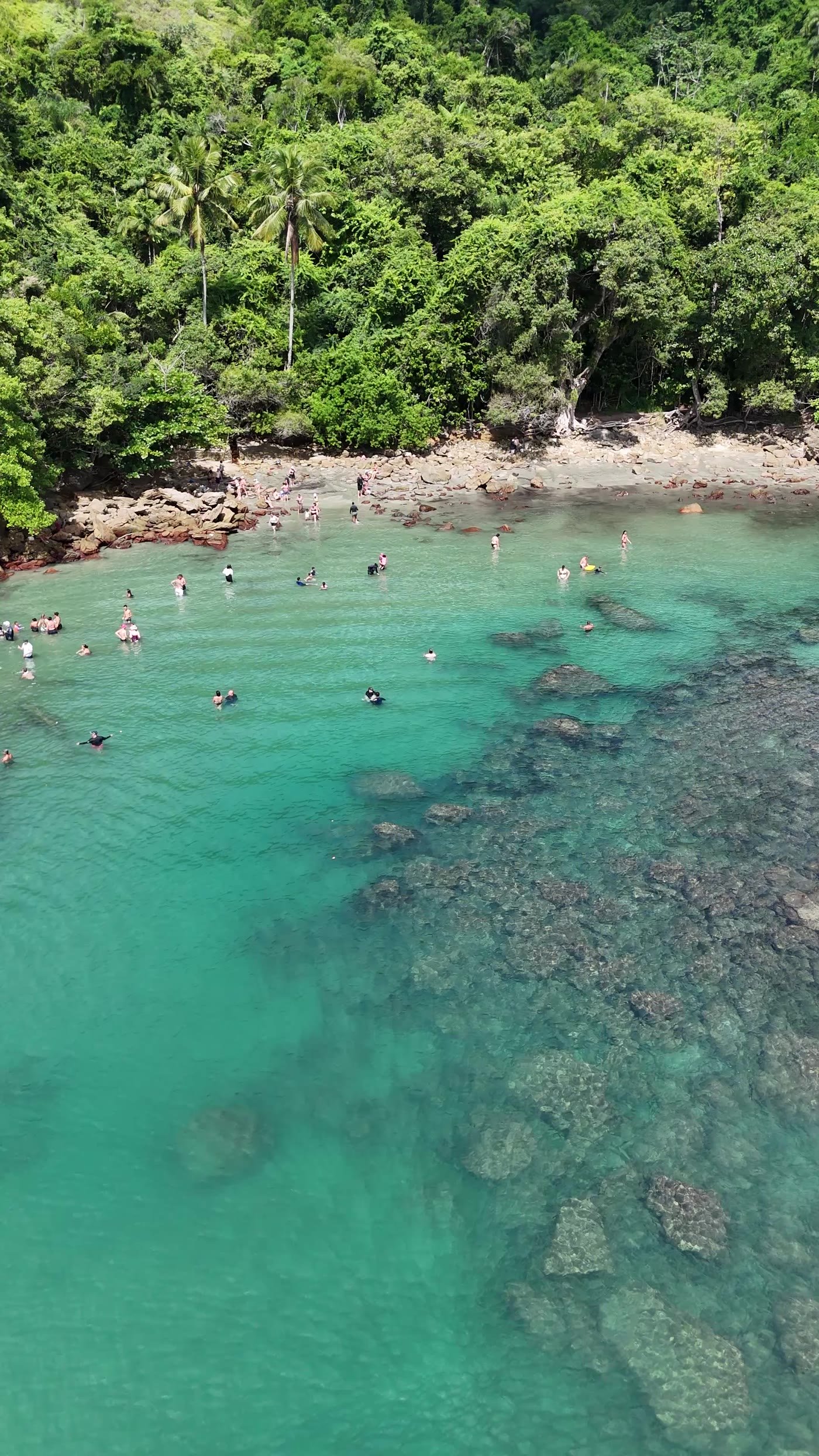 Piscina natural de água turquesa em Ubatuba, vista de drone